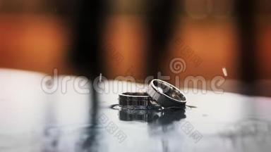 两<strong>枚</strong>结婚戒指在雨中。 慢动作
